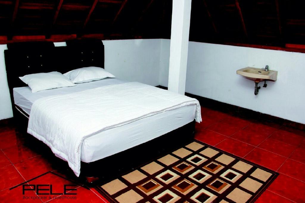 Pele Guesthouse Bandung Esterno foto