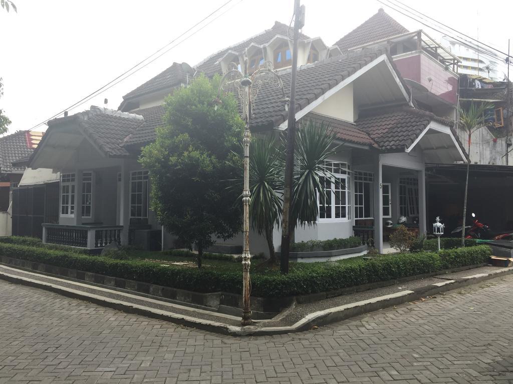 Pele Guesthouse Bandung Esterno foto