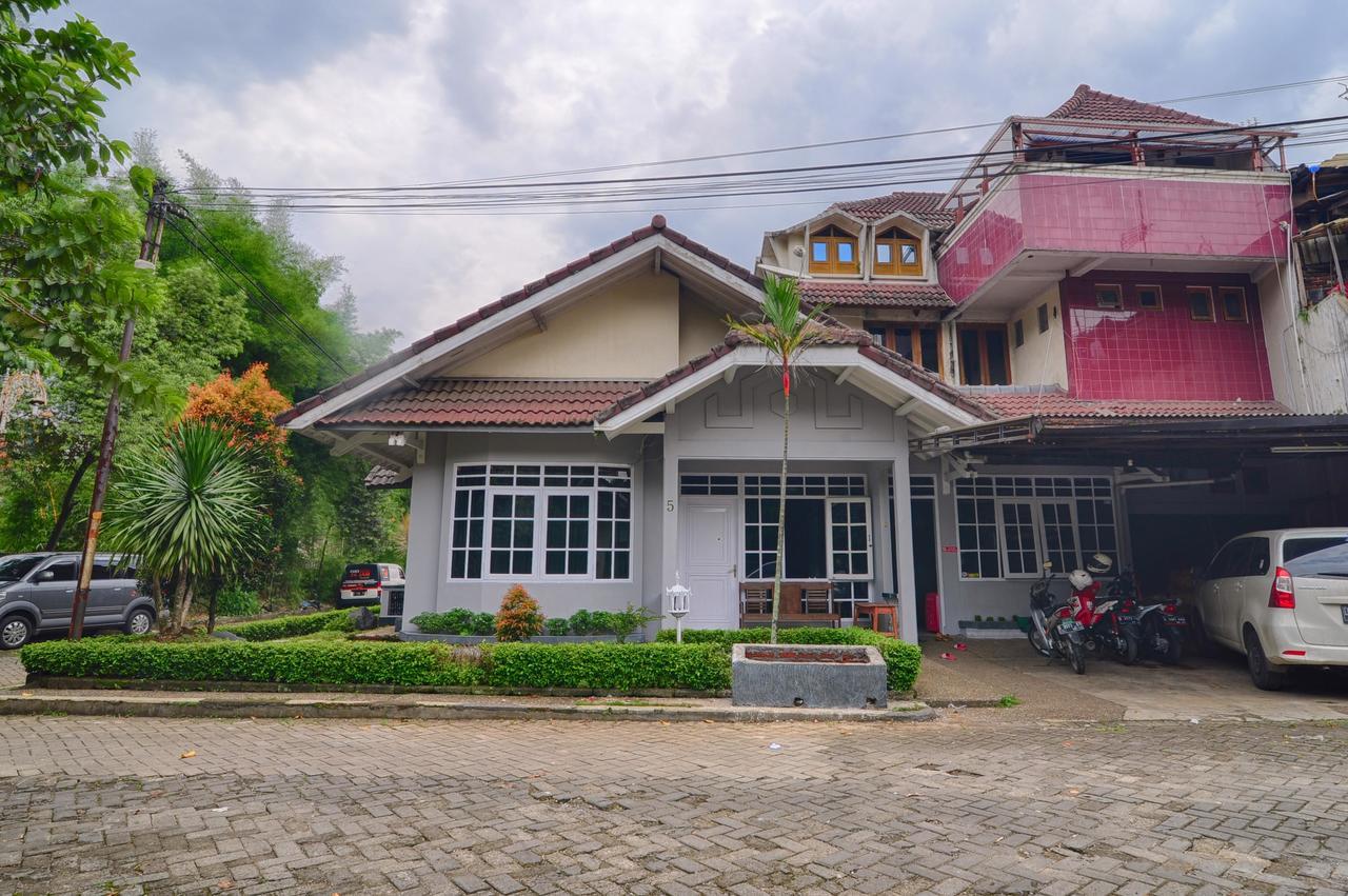 Pele Guesthouse Bandung Esterno foto