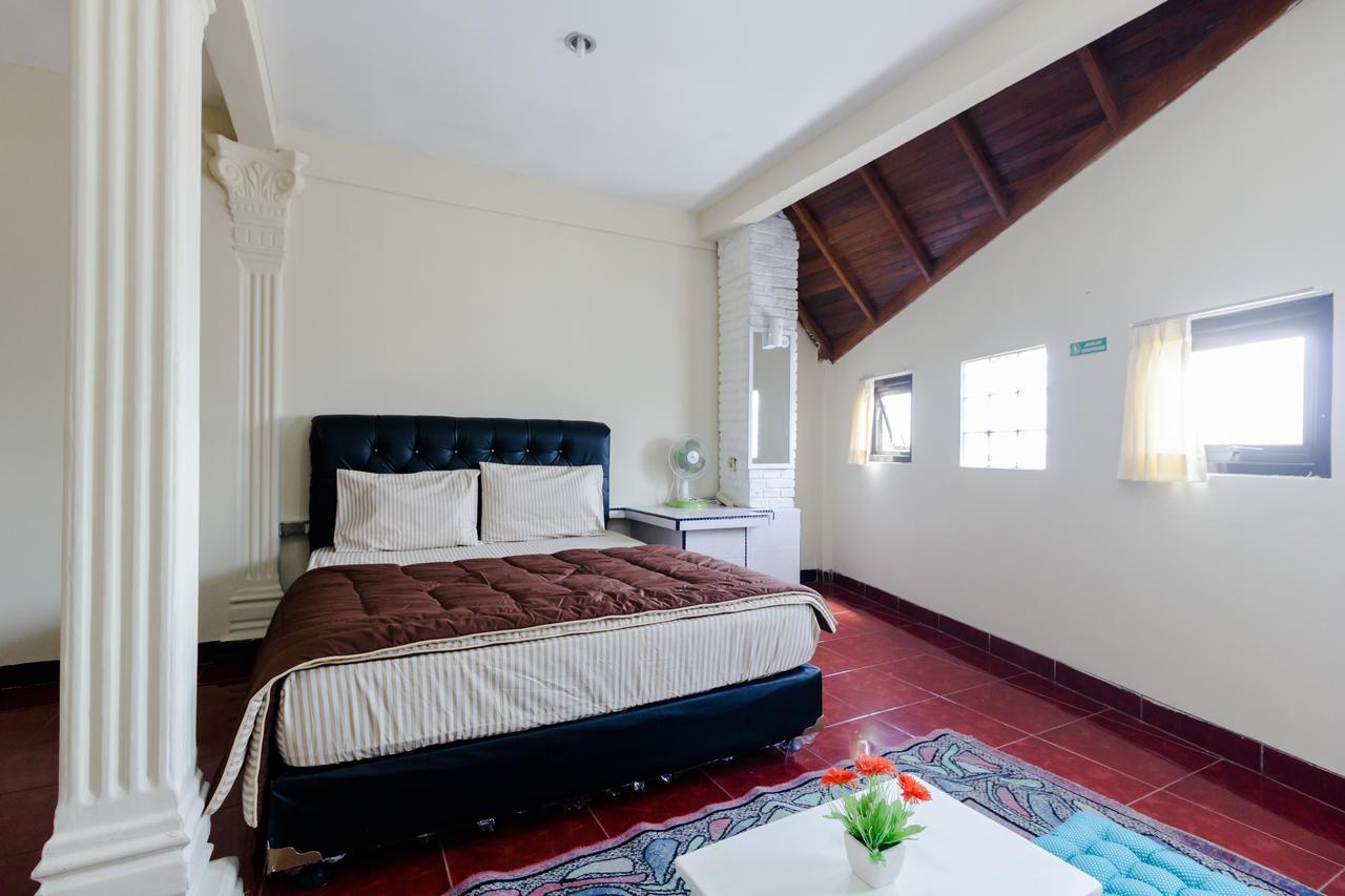 Pele Guesthouse Bandung Esterno foto