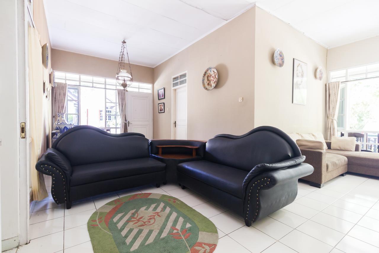 Pele Guesthouse Bandung Esterno foto