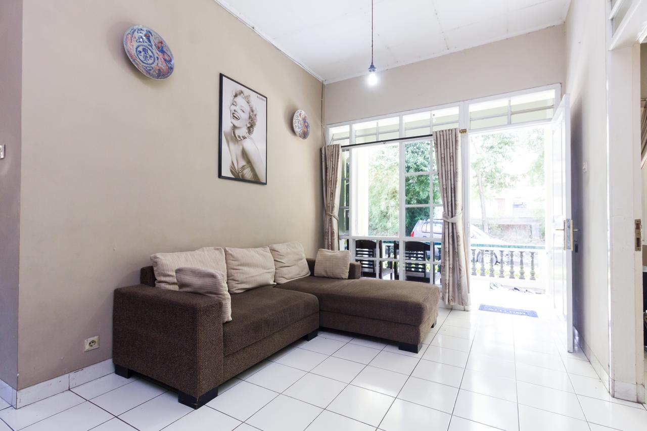 Pele Guesthouse Bandung Esterno foto