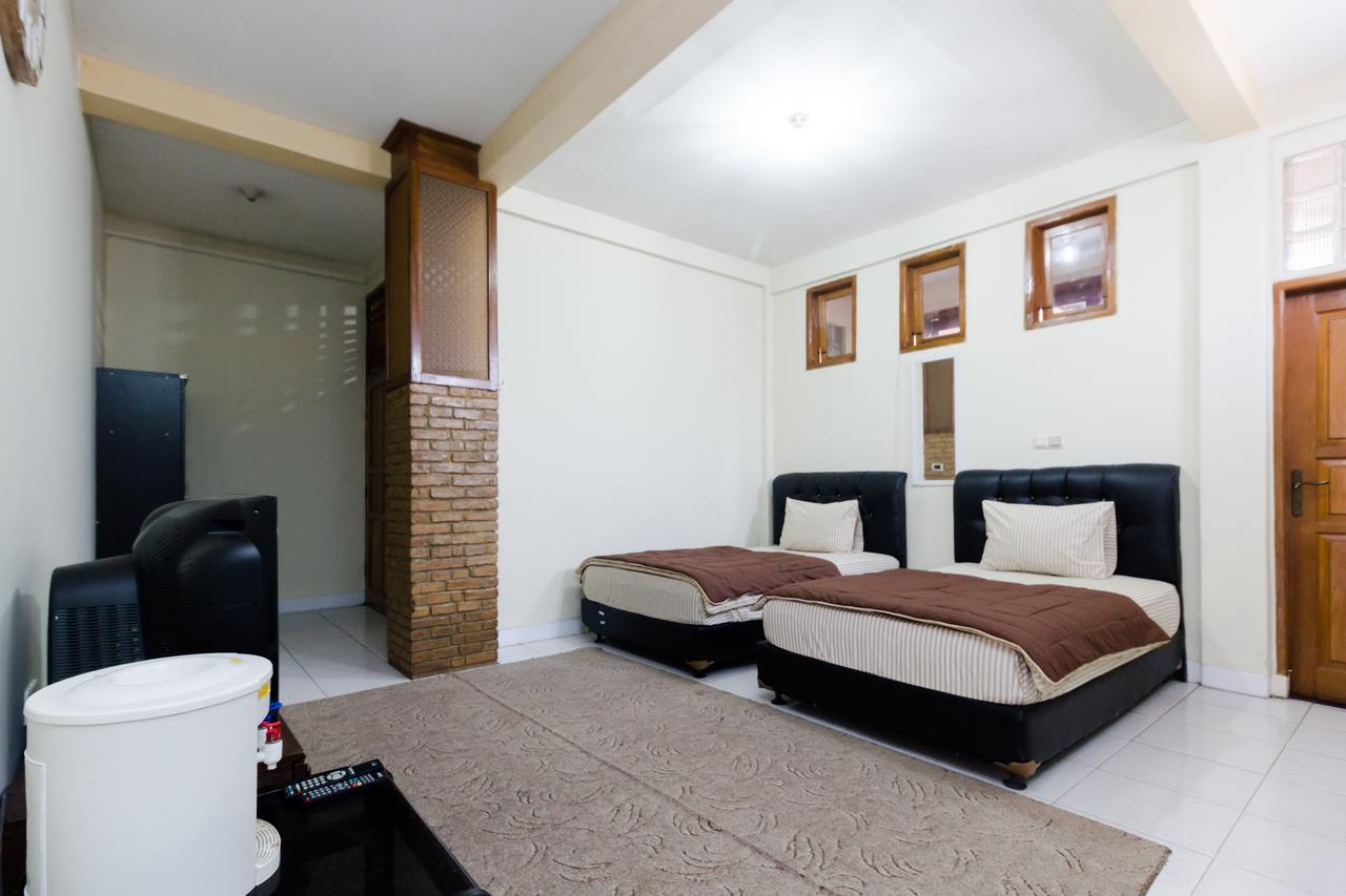 Pele Guesthouse Bandung Esterno foto